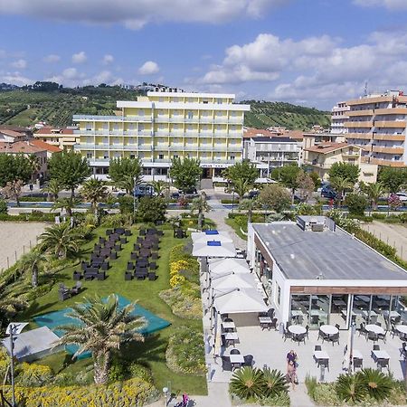 Hotel Atlas Alba Adriatica Exterior foto