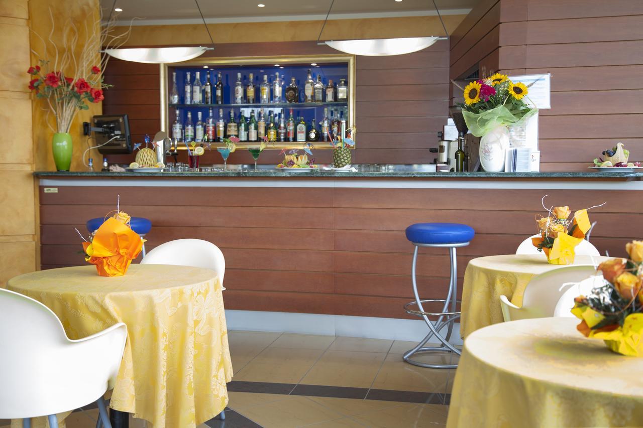 Hotel Atlas Alba Adriatica Exterior foto